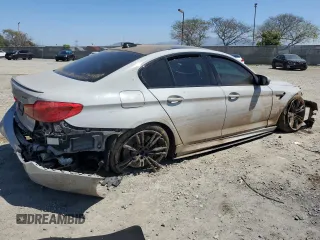 2020 BMW M5 z VIN WBSJF0C09LCE53241, wystawiony jako Copart lot #52607075 z przebiegiem Nie podano mil oraz Szkoda całkowita • Salvage title. Historia ofert i sprzedaży dostępna na DreamBid. Obrazek 3.