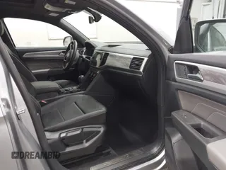 2023 Volkswagen Atlas SE z VIN 1V2KC2CA6PC210593, wystawiony jako IAAI lot #41957633 z przebiegiem 34 801 mil mil oraz . Historia ofert i sprzedaży dostępna na DreamBid. Obrazek 5.