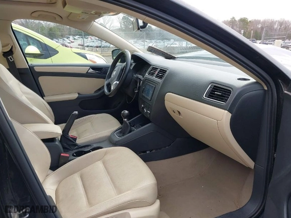 2011 Volkswagen Jetta Sedan SE with VIN 3VWBX7AJ3BM328689, listed as a IAAI auction lot 41710348 with NaN miles. Bid and sale history available at carsss.com. Image 5.