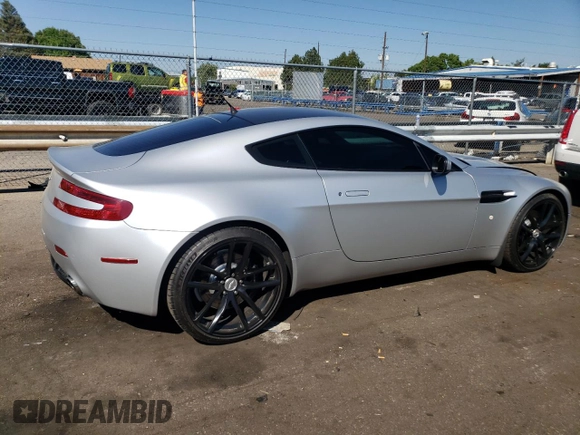 2006 Aston Martin Vantage z VIN SCFBB03B76GC02094, wystawiony jako Copart lot #69683434 z przebiegiem 26 353 mil mil oraz Szkoda całkowita • Salvage title. Historia ofert i sprzedaży dostępna na DreamBid. Obrazek 3.