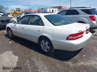 2001 Lexus ES 300 with VIN JT8BF28G510315428, listed as a IAAI auction lot 41936510 with 218,334 mi miles. Bid and sale history available at carsss.com. Image 3.