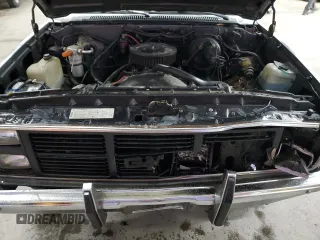1987 GMC Suburban z VIN 1GKGV26K8HF534817, wystawiony jako Copart lot #43368215 z przebiegiem 82 553 mil mil oraz Tytuł czysty. Historia ofert i sprzedaży dostępna na DreamBid. Obrazek 12.