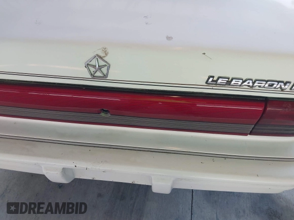 1994 Chrysler LeBaron z VIN 1C3AA3638RF322789, wystawiony jako IAAI lot #41654157 z przebiegiem 53 084 mil mil oraz . Historia ofert i sprzedaży dostępna na DreamBid. Obrazek 6.