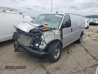 2023 GMC Savana Cargo z VIN 1GTW7AFP2P1110553, wystawiony jako Copart lot #73170724 z przebiegiem Nie podano mil oraz Szkody całkowita. Historia ofert i sprzedaży dostępna na DreamBid. Obrazek 1.