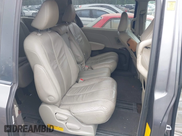 2011 Toyota Sienna XLE AAS z VIN 5TDYK3DC9BS114078, wystawiony jako IAAI lot #42434853 z przebiegiem 301 384 mil mil oraz . Historia ofert i sprzedaży dostępna na DreamBid. Obrazek 8.