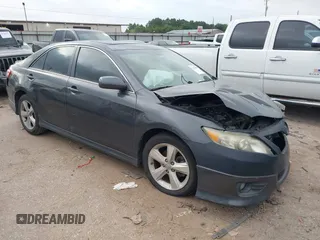 2011 Toyota Camry LE z VIN 4T1BF3EK4BU230389, wystawiony jako IAAI lot #42252990 z przebiegiem 211 367 mil mil oraz . Historia ofert i sprzedaży dostępna na DreamBid. Obrazek 1.