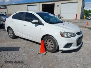 2017 Chevrolet Sonic LT z VIN 1G1JD5SHXH4132396, wystawiony jako IAAI lot #42394041 z przebiegiem 106 893 mil mil oraz . Historia ofert i sprzedaży dostępna na DreamBid. Obrazek 1.