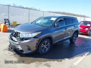 2019 Toyota Highlander Hybrid LE z VIN 5TDBGRFH3KS076303, wystawiony jako IAAI lot #41770576 z przebiegiem 15 591 mil mil oraz . Historia ofert i sprzedaży dostępna na DreamBid. Obrazek 2.
