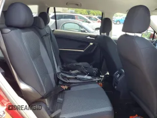 2018 Volkswagen Tiguan S z VIN 3VV0B7AX5JM209488, wystawiony jako Copart lot #61195035 z przebiegiem Nie podano mil oraz Szkoda całkowita • Salvage title. Historia ofert i sprzedaży dostępna na DreamBid. Obrazek 11.