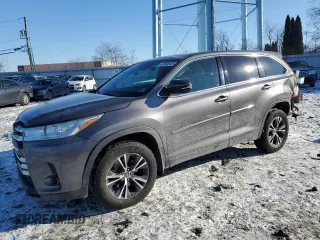2019 Toyota Highlander LE z VIN 5TDBZRFH7KS978561, wystawiony jako Copart lot #42040545 z przebiegiem 76 710 mil mil oraz Szkoda całkowita • Salvage title. Historia ofert i sprzedaży dostępna na DreamBid. Obrazek 1.