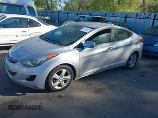 2013 Hyundai Elantra GLS z VIN 5NPDH4AE8DH350755, wystawiony jako IAAI lot #42148711 z przebiegiem Nie podano mil oraz . Historia ofert i sprzedaży dostępna na DreamBid. Obrazek 2.