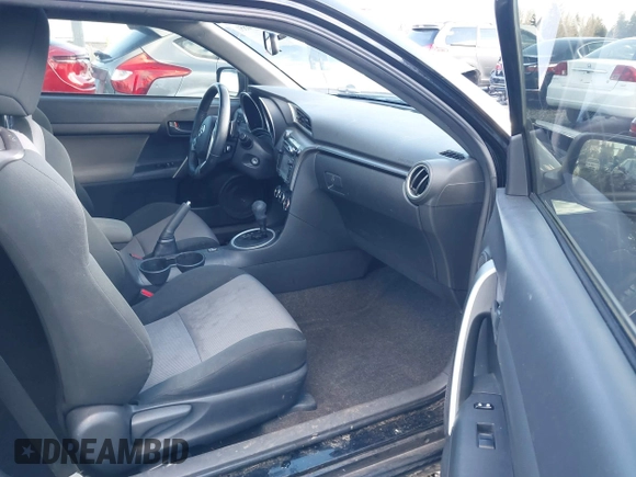 2015 Scion tC z VIN JTKJF5C74FJ010874, wystawiony jako IAAI lot #41496551 z przebiegiem 132 586 mil mil oraz . Historia ofert i sprzedaży dostępna na DreamBid. Obrazek 5.