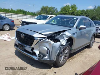 2025 Mazda CX-90 Premium Plus Package z VIN JM3KKEHD1S1228777, wystawiony jako IAAI lot #42218405 z przebiegiem 1 582 mil mil oraz . Historia ofert i sprzedaży dostępna na DreamBid. Obrazek 2.