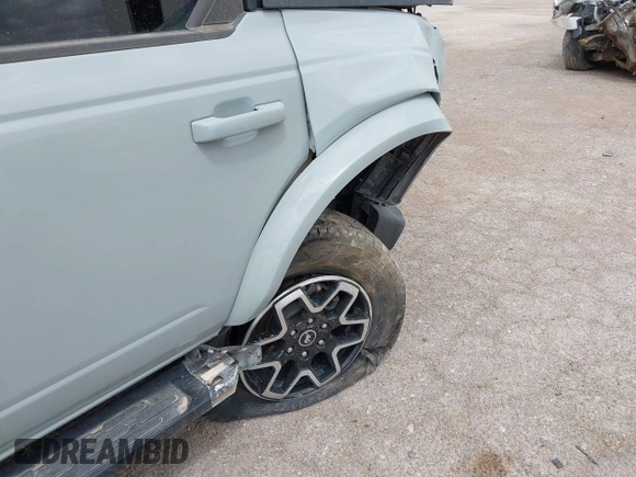 2023 Ford Bronco z VIN 1FMEE5BP9PLA97587, wystawiony jako IAAI lot #42168516 z przebiegiem 29 622 mil mil oraz . Historia ofert i sprzedaży dostępna na DreamBid. Obrazek 18.