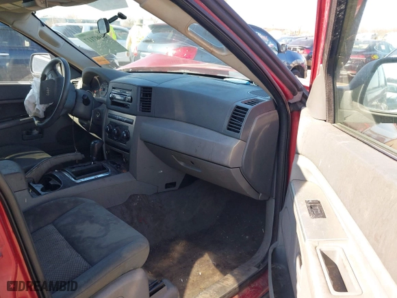 2005 Jeep Grand Cherokee Laredo with VIN 1J4GR48K55C651268, listed as a IAAI auction lot 41987117 with 189,974 mi miles. Bid and sale history available at carsss.com. Image 5.