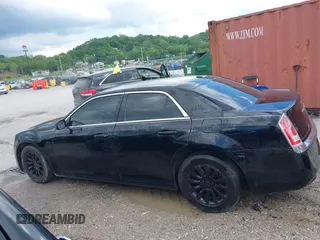 2014 Chrysler 300 z VIN 2C3CCAAG6EH220935, wystawiony jako IAAI lot #42216498 z przebiegiem 153 539 mil mil oraz . Historia ofert i sprzedaży dostępna na DreamBid. Obrazek 14.