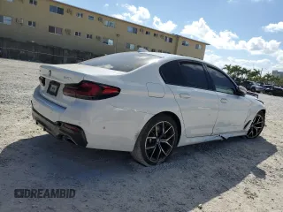 2022 BMW 5 Series 530i xDrive with VIN WBA13BJ0XNCK80986, listed as a Copart auction lot 44539685 with 32,063 mi miles and Salvage Title. Bid and sale history available at carsss.com. Image 3.