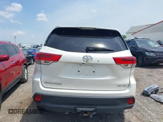2018 Toyota Highlander SE z VIN 5TDJZRFH2JS547586, wystawiony jako IAAI lot #42219473 z przebiegiem 93 873 mil mil oraz . Historia ofert i sprzedaży dostępna na DreamBid. Obrazek 16.