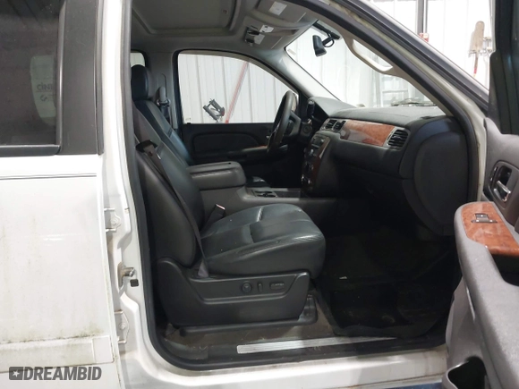 2008 Chevrolet Avalanche LT w/1LT with VIN 3GNFK12358G147656, listed as a IAAI auction lot 40714225 with 211,651 mi miles. Bid and sale history available at carsss.com. Image 5.