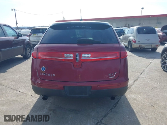 2014 Lincoln MKT EcoBoost z VIN 2LMHJ5AT9EBL55440, wystawiony jako IAAI lot #41589967 z przebiegiem 194 408 mil mil oraz . Historia ofert i sprzedaży dostępna na DreamBid. Obrazek 16.