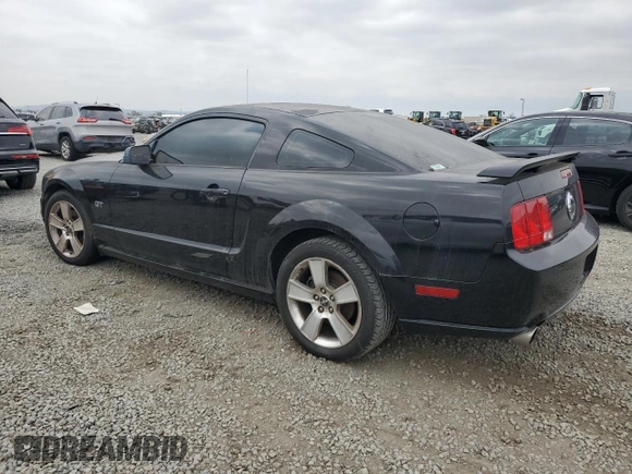 2005 Ford Mustang GT Deluxe z VIN 1ZVFT82H555212371, wystawiony jako Copart lot #55881535 z przebiegiem Nie podano mil oraz Czysty tytuł • Clean title. Historia ofert i sprzedaży dostępna na DreamBid. Obrazek 2.