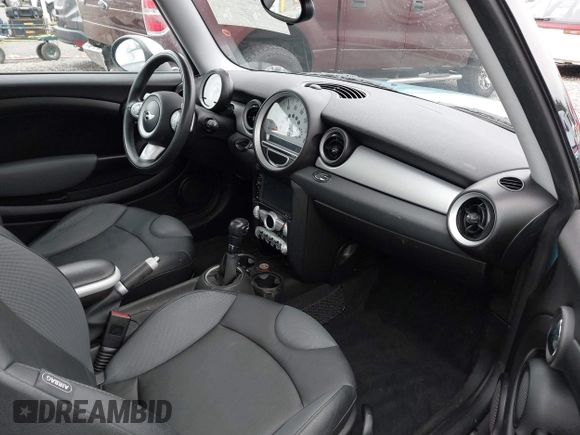 2009 MINI Cooper Hardtop with VIN WMWMF33569TW70413, listed as a IAAI auction lot 41776589 with 85,394 mi miles. Bid and sale history available at carsss.com. Image 5.