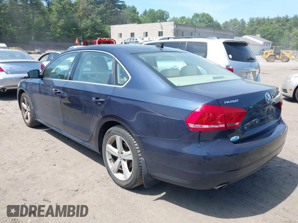 2013 Volkswagen Passat SE z VIN 1VWBP7A37DC111202, wystawiony jako IAAI lot #42395659 z przebiegiem 138 783 mil mil oraz . Historia ofert i sprzedaży dostępna na DreamBid. Obrazek 3.