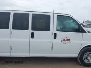 2017 Chevrolet Express Passenger LT z VIN 1GAZGPFG6H1203750, wystawiony jako IAAI lot #42782626 z przebiegiem 193 843 mil mil oraz . Historia ofert i sprzedaży dostępna na DreamBid. Obrazek 13.