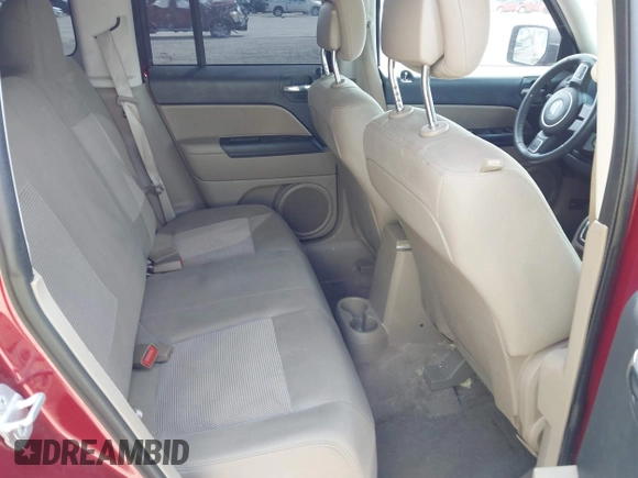 2014 Jeep Patriot Latitude z VIN 1C4NJPFB1ED859456, wystawiony jako IAAI lot #42471828 z przebiegiem 66 233 mil mil oraz . Historia ofert i sprzedaży dostępna na DreamBid. Obrazek 8.