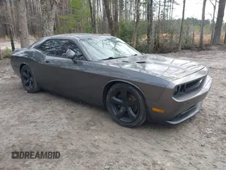 2013 Dodge Challenger R/T z VIN 2C3CDYBT0DH676459, wystawiony jako IAAI lot #41784015 z przebiegiem 128 315 mil mil oraz . Historia ofert i sprzedaży dostępna na DreamBid. Obrazek 1.