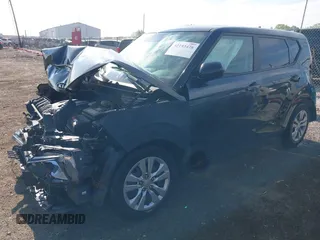 2020 Kia Soul LX z VIN KNDJ23AU7L7045790, wystawiony jako IAAI lot #42193476 z przebiegiem 48 150 mil mil oraz . Historia ofert i sprzedaży dostępna na DreamBid. Obrazek 2.