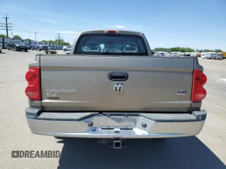 2006 Dodge Dakota SLT z VIN 1D7HW48NX6S709353, wystawiony jako Copart lot #58043225 z przebiegiem 222 008 mil mil oraz Szkoda całkowita • Salvage title. Historia ofert i sprzedaży dostępna na DreamBid. Obrazek 6.