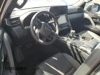 2023 Lexus LX 600 Luxury z VIN JTJGB7CX9P4029541, wystawiony jako Copart lot #73726264 z przebiegiem Nie podano mil oraz Nie do naprawy • Non repairable. Historia ofert i sprzedaży dostępna na DreamBid. Obrazek 8.