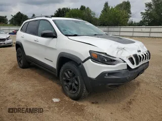 2019 Jeep Cherokee Trailhawk Elite with VIN 1C4PJMBX7KD140720, listed as a Copart auction lot 64268064 with 61,747 mi miles and Salvage Title. Bid and sale history available at carsss.com. Image 4.