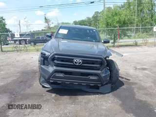 2024 Toyota Tacoma SR5 z VIN 3TYKB5FN0RT013249, wystawiony jako IAAI lot #42182507 z przebiegiem 8 373 mil mil oraz . Historia ofert i sprzedaży dostępna na DreamBid. Obrazek 12.