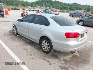 2013 Volkswagen Jetta SE z VIN 3VWDP7AJ0DM365243, wystawiony jako IAAI lot #42400011 z przebiegiem 191 746 mil mil oraz . Historia ofert i sprzedaży dostępna na DreamBid. Obrazek 3.