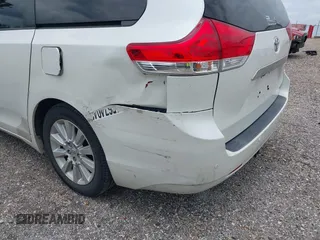 2012 Toyota Sienna XLE AAS z VIN 5TDYK3DC3CS186962, wystawiony jako IAAI lot #42325047 z przebiegiem Nie podano mil oraz . Historia ofert i sprzedaży dostępna na DreamBid. Obrazek 11.