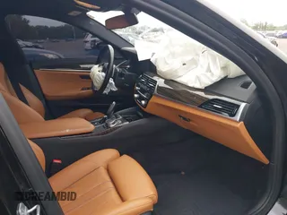 2020 BMW 5 Series 540i xDrive z VIN WBAJS3C09LCD33702, wystawiony jako IAAI lot #42504307 z przebiegiem 79 099 mil mil oraz . Historia ofert i sprzedaży dostępna na DreamBid. Obrazek 5.