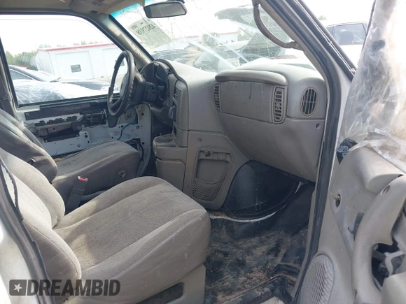 2005 Chevrolet Astro Cargo with VIN 1GCDM19X75B113130, listed as a IAAI auction lot 42027938 with Not Provided miles. Bid and sale history available at carsss.com. Image 5.