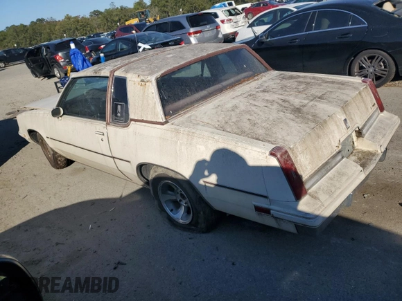 1984 Oldsmobile Cutlass Supreme z VIN 1G3AR47A5EM432583, wystawiony jako Copart lot #82311834 z przebiegiem 39 640 mil mil oraz Czysty tytuł • Clean title. Historia ofert i sprzedaży dostępna na DreamBid. Obrazek 2.