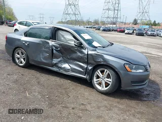 2015 Volkswagen Passat SE z VIN 1VWBV7A32FC037549, wystawiony jako IAAI lot #42032654 z przebiegiem 160 193 mil mil oraz . Historia ofert i sprzedaży dostępna na DreamBid. Obrazek 1.