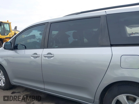 2015 Toyota Sienna LE AAS with VIN 5TDKK3DC6FS627672, listed as a IAAI auction lot 41900555 with 205,111 mi miles. Bid and sale history available at carsss.com. Image 14.