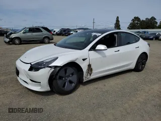 2022 Tesla Model 3 z VIN 5YJ3E1EA3NF102732, wystawiony jako Copart lot #50745545 z przebiegiem 27 432 mil mil oraz Szkoda całkowita • Salvage title. Historia ofert i sprzedaży dostępna na DreamBid. Obrazek 1.