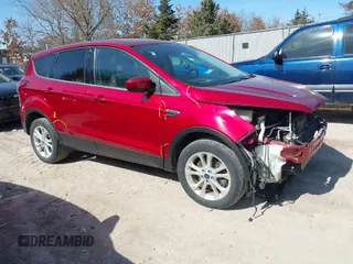 2017 Ford Escape SE z VIN 1FMCU9G90HUD59195, wystawiony jako IAAI lot #41744628 z przebiegiem 107 033 mil mil oraz . Historia ofert i sprzedaży dostępna na DreamBid. Obrazek 1.