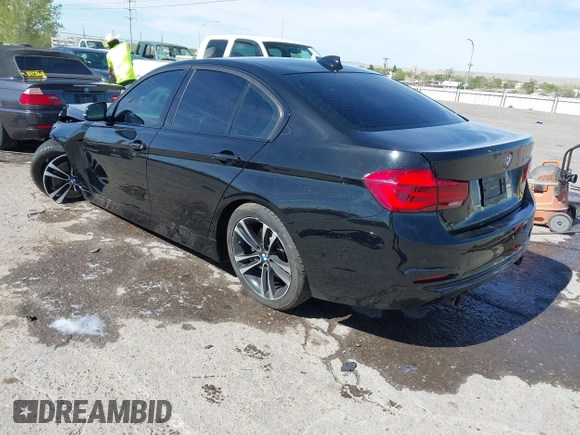 2018 BMW 3 Series 340i z VIN WBA8B3G54JNV00888, wystawiony jako IAAI lot #42062044 z przebiegiem 64 412 mil mil oraz . Historia ofert i sprzedaży dostępna na DreamBid. Obrazek 3.