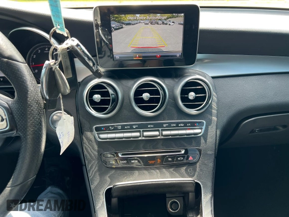 2017 Mercedes-Benz GLC 300 z VIN WDC0G4JB4HV010669, wystawiony jako Copart lot #58984365 z przebiegiem 141 073 mil mil oraz Tytuł czysty. Historia ofert i sprzedaży dostępna na DreamBid. Obrazek 9.