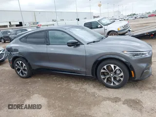 2023 Ford Mustang Mach-E Premium z VIN 3FMTK3SUXPMA84646, wystawiony jako IAAI lot #42202748 z przebiegiem 19 480 mil mil oraz . Historia ofert i sprzedaży dostępna na DreamBid. Obrazek 13.