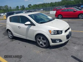 2015 Chevrolet Sonic LTZ z VIN 1G1JE6SB9F4116735, wystawiony jako IAAI lot #42094591 z przebiegiem 116 180 mil mil oraz . Historia ofert i sprzedaży dostępna na DreamBid. Obrazek 1.