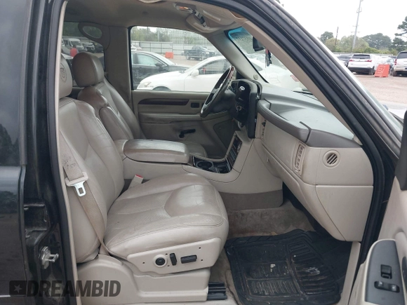 2005 Cadillac Escalade z VIN 1GYEC63TX5R203156, wystawiony jako IAAI lot #41937137 z przebiegiem 239 919 mil mil oraz . Historia ofert i sprzedaży dostępna na DreamBid. Obrazek 5.