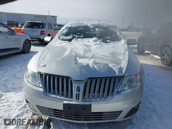 2011 Lincoln MKS z VIN 1LNHL9DR9BG610248, wystawiony jako IAAI lot #41616241 z przebiegiem 152 530 mil mil oraz . Historia ofert i sprzedaży dostępna na DreamBid. Obrazek 6.